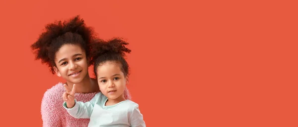 Porträtt Söta Afroamerikanska Systrar Röd Bakgrund Med Utrymme För Text — Stockfoto