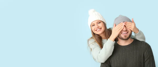 Щаслива Жінка Прикриває Очі Свого Хлопця Зимовому Одязі Світлому Фоні — стокове фото