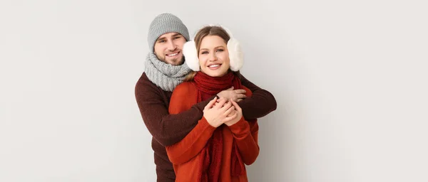 Porträt Eines Glücklichen Paares Winterkleidung Auf Hellem Hintergrund — Stockfoto