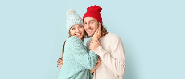 穿着浅色背景冬季服装的快乐夫妻 — 图库照片