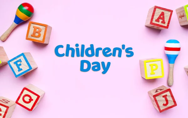 Cubos Chocalhos Texto Dia Das Crianças Sobre Fundo Rosa — Fotografia de Stock