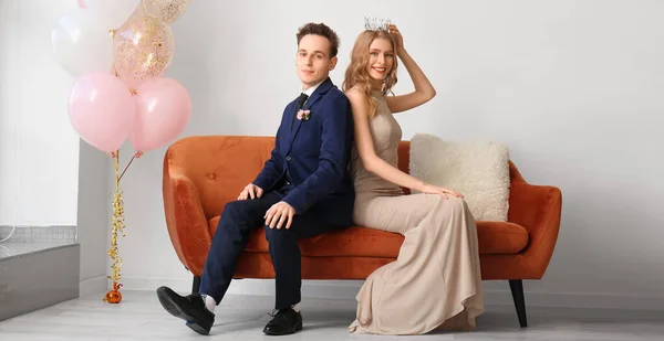 Beautiful Couple Dressed Prom Sitting Sofa Room — Stock Photo, Image