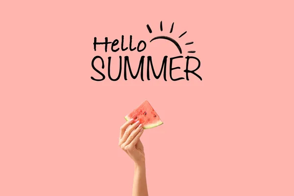 Рука Шматочком Стиглого Кавуна Тексту Hello Summer Рожевому Фоні — стокове фото