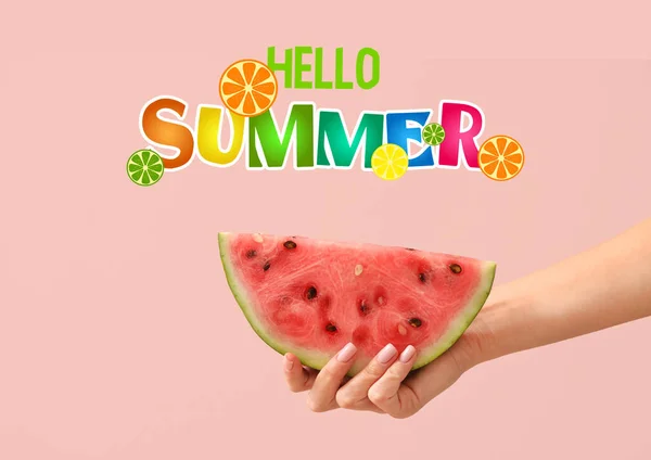 手で熟したスイカとテキストの一部Hello ピンクの背景に夏 — ストック写真