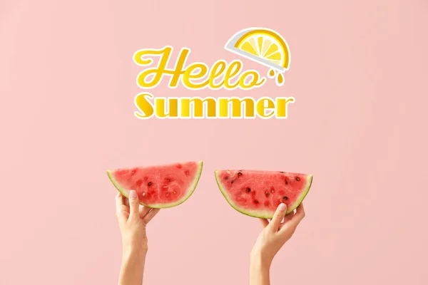 Руки Шматочками Стиглого Кавуна Тексту Hello Summer Рожевому Фоні — стокове фото