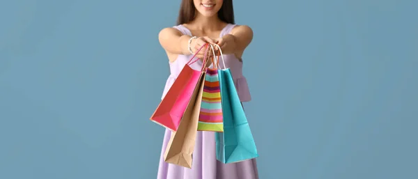Vacker Ung Kvinna Med Shoppingväskor Blå Bakgrund — Stockfoto