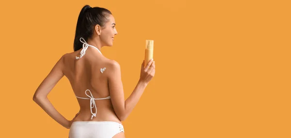 Atractiva Joven Con Crema Protector Solar Sobre Fondo Naranja Con — Foto de Stock