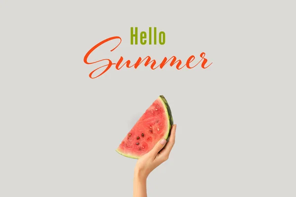 Ruka Zralým Melounem Textem Hello Summer Šedém Pozadí — Stock fotografie