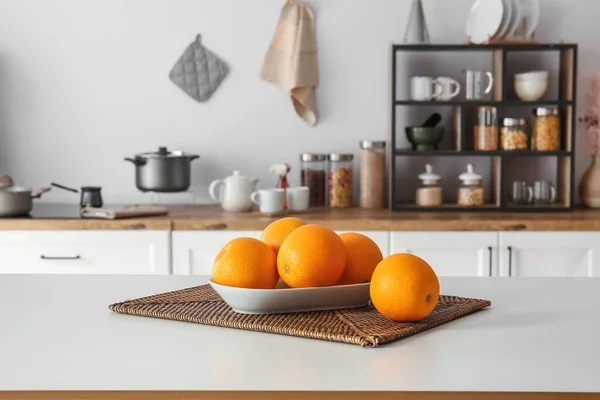 Plate Oranges Table Modern Kitchen — Stock Photo, Image