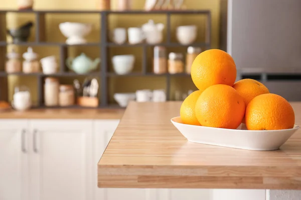 Plate Oranges Table Stylish Kitchen — Stock Photo, Image