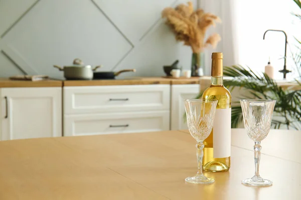 Bottiglia Vino Bicchieri Vuoti Sul Tavolo Pranzo Cucina Moderna — Foto Stock