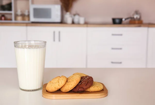 Tavola Con Biscotti Bicchiere Latte Sul Tavolo Pranzo Cucina — Foto Stock