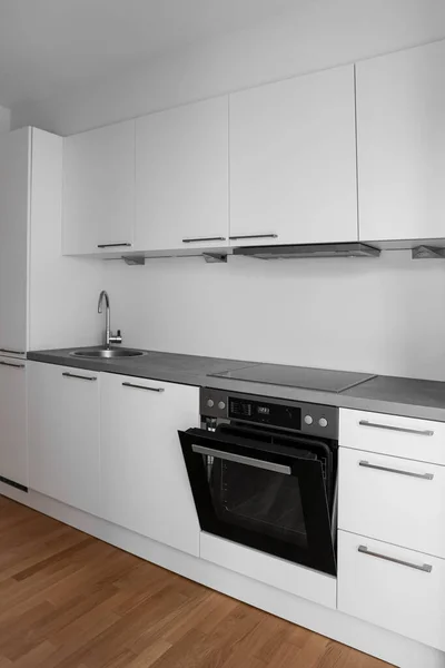 现代化厨房的内部 有白色柜台 水池和烤箱 — 图库照片