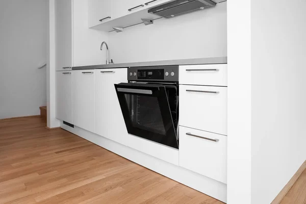 现代化厨房的内部 有白色柜台 水池和烤箱 — 图库照片