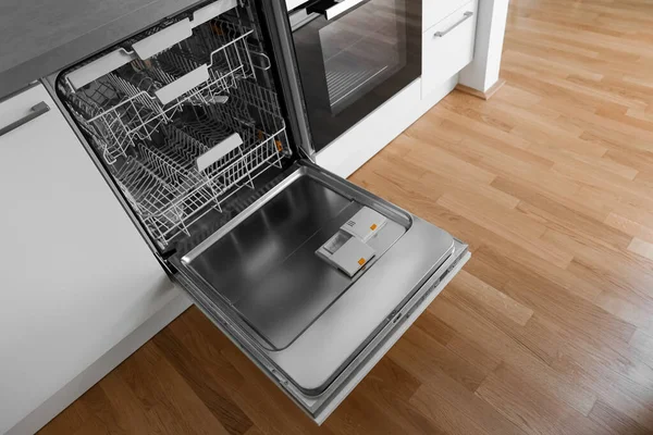 在现代厨房里打开洗碗机 — 图库照片
