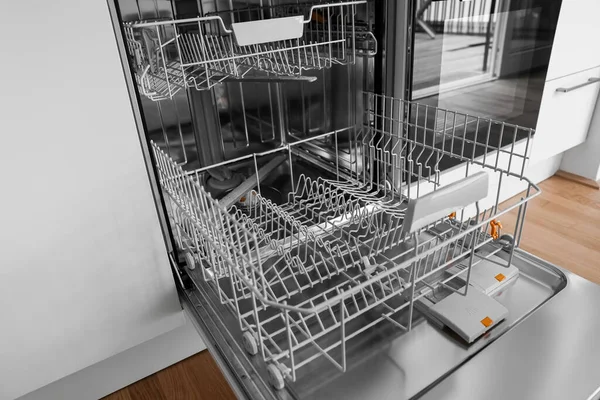 在现代化厨房里打开洗碗机 特写镜头 — 图库照片