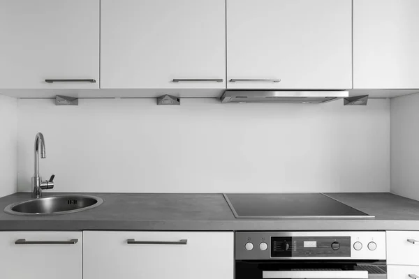 Witte Toonbanken Met Zilveren Spoelbak Fornuis Moderne Keuken — Stockfoto