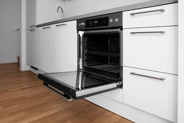 현대식 주방에서 오븐을 — 스톡 사진