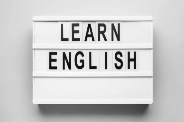 Placa Com Texto Learn Inglês Sobre Fundo Claro — Fotografia de Stock