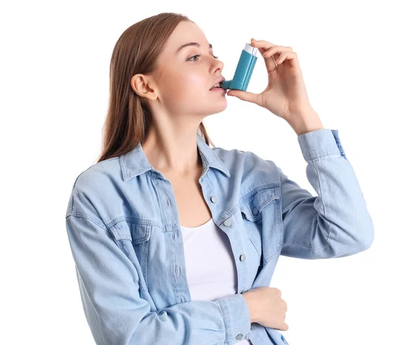 Wanita Muda Dengan Inhaler Pada Latar Belakang Putih — Stok Foto