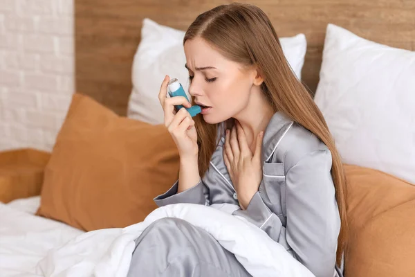 Άρρωστη Νεαρή Γυναίκα Αναπνευστήρα Στο Κρεβάτι — Φωτογραφία Αρχείου