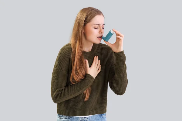 Mujer Joven Con Inhalador Sobre Fondo Gris —  Fotos de Stock