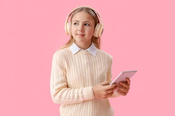 Κοριτσάκι Ακουστικά Που Χρησιμοποιεί Υπολογιστή Tablet Ροζ Φόντο — Φωτογραφία Αρχείου