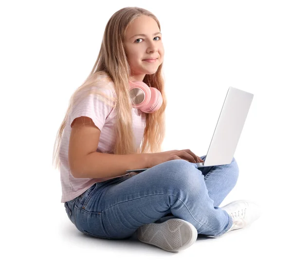 Kulaklıklı Küçük Kız Beyaz Arka Planda Dizüstü Bilgisayar Kullanıyor — Stok fotoğraf