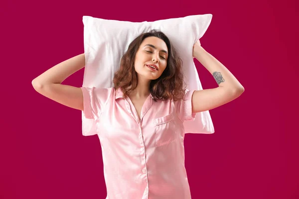 Молодая Брюнетка Пижаме Подушкой Розовом Фоне — стоковое фото