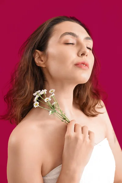 Ung Brunett Kvinna Med Kamomill Blommor Rosa Bakgrund Närbild — Stockfoto