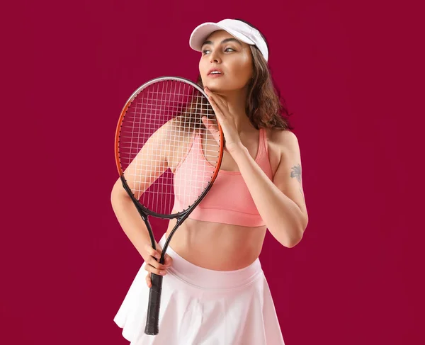 분홍색 배경에 테니스 라켓을 — 스톡 사진