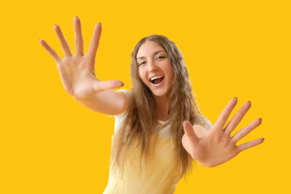 Gelukkig Jong Vrouw Tonen Handen Gele Achtergrond — Stockfoto