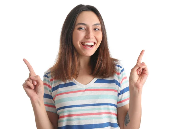Mutlu Genç Kadın Beyaz Arka Plandaki Bir Şeyi Işaret Ediyor — Stok fotoğraf