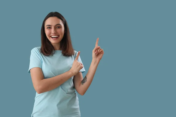 Young Woman Pointing Something Blue Background — Stock Photo, Image