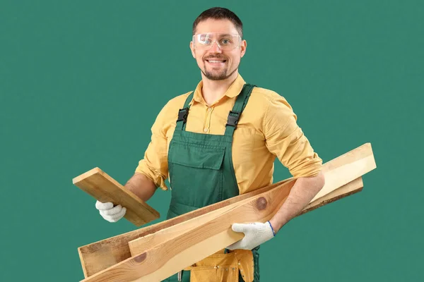 Tischler Mit Holzplanken Auf Grünem Hintergrund — Stockfoto