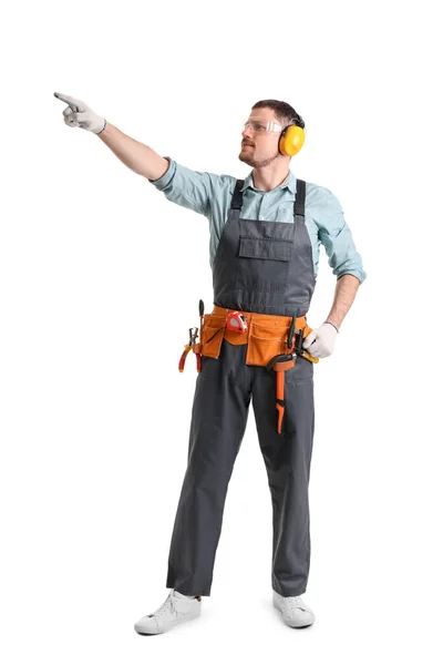 Homem Carpinteiro Protetores Auditivos Apontando Para Algo Fundo Branco — Fotografia de Stock