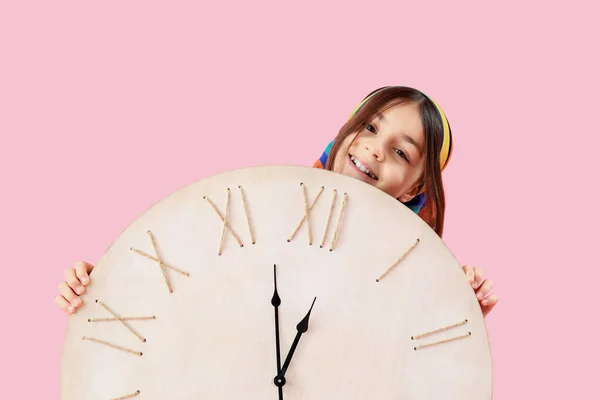 Little Girl Big Wall Clock Pink Background — Stock Photo, Image
