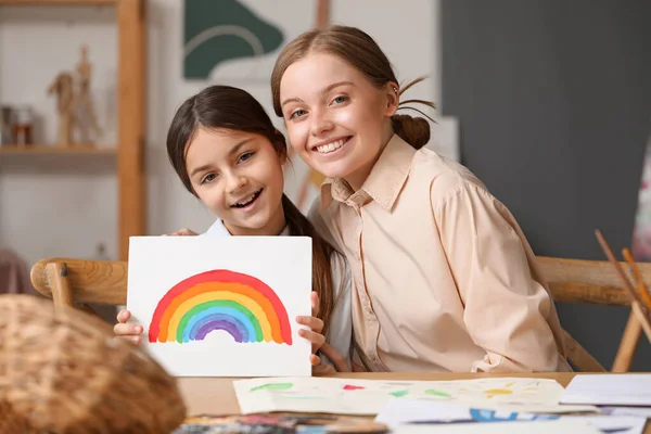 Κοριτσάκι Ζωγραφική Και Δάσκαλο Σχεδίου Στο Εργαστήριο — Φωτογραφία Αρχείου