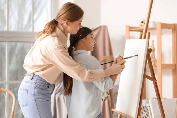 Вчителька Малювання Дає Приватний Урок Мистецтва Маленькій Дівчинці Біля Мольберта — стокове фото