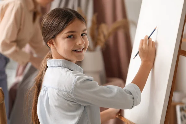 Mała Dziewczynka Uczy Się Rysować Nauczycielem Pobliżu Sztalugi Warsztacie Zbliżenie — Zdjęcie stockowe