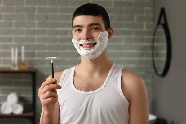 Νεαρός Άνδρας Ξυρίζεται Στο Μπάνιο — Φωτογραφία Αρχείου