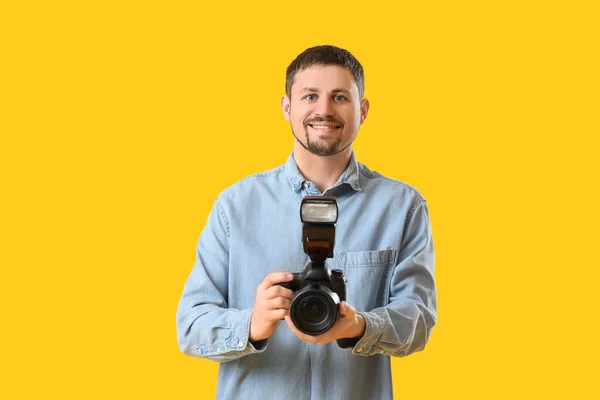 Male Photographer Professional Camera Yellow Background — Stock Photo, Image