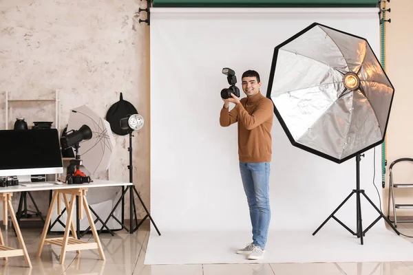 Jovem Fotógrafo Masculino Com Câmera Profissional Estúdio — Fotografia de Stock