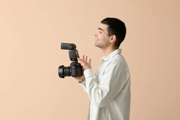 Jonge Mannelijke Fotograaf Met Professionele Camera Beige Achtergrond — Stockfoto