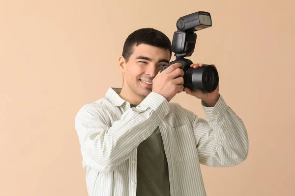 Jovem Fotógrafo Masculino Com Câmera Profissional Fundo Bege — Fotografia de Stock
