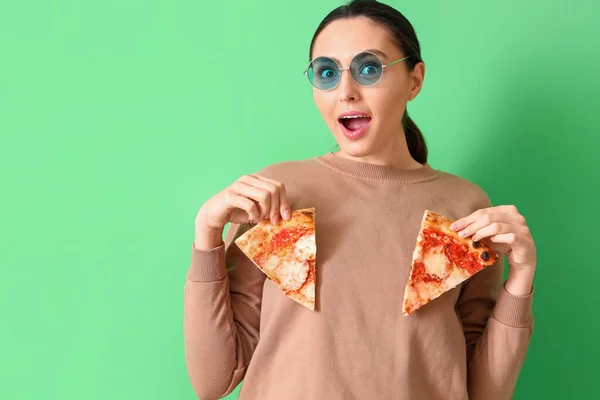 Zaskoczona Młoda Kobieta Okularach Przeciwsłonecznych Plastrami Smacznej Pizzy Zielonym Tle — Zdjęcie stockowe