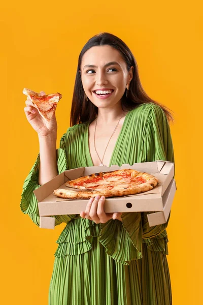 Młoda Kobieta Sukience Pudełkiem Smacznej Pizzy Żółtym Tle — Zdjęcie stockowe