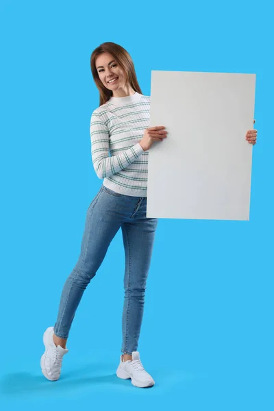 Mulher Bonita Com Grande Cartaz Branco Fundo Azul — Fotografia de Stock