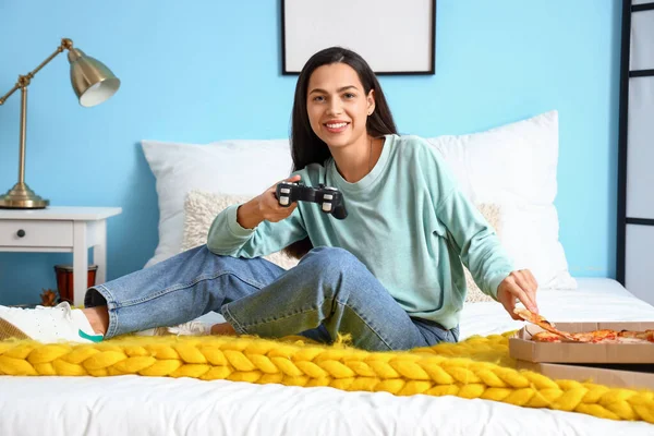 Young Woman Tasty Pizza Playing Video Game Bedroom — Stock Photo, Image