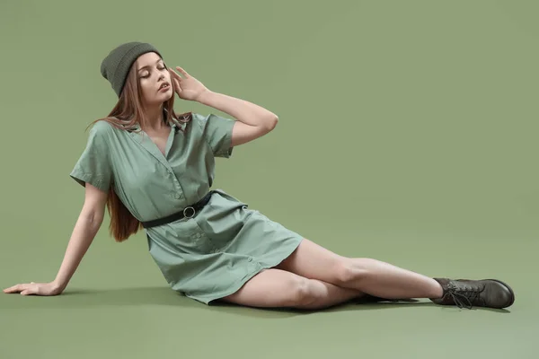 Mulher Jovem Moda Vestido Chapéu Fundo Verde — Fotografia de Stock